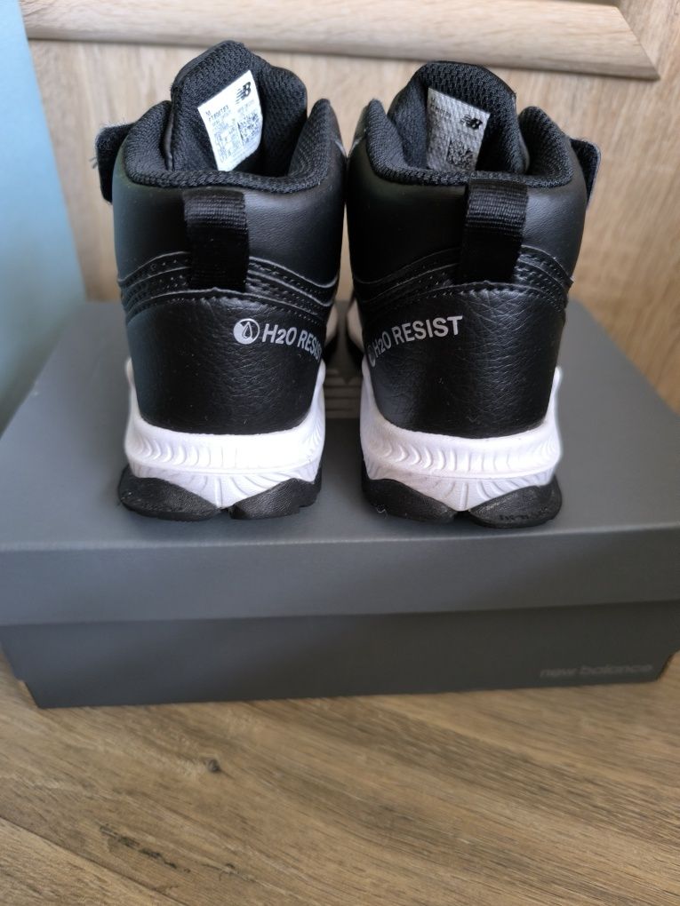 Детски боти New Balance 30 номер