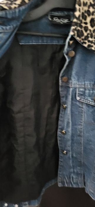 Vând geaca denim