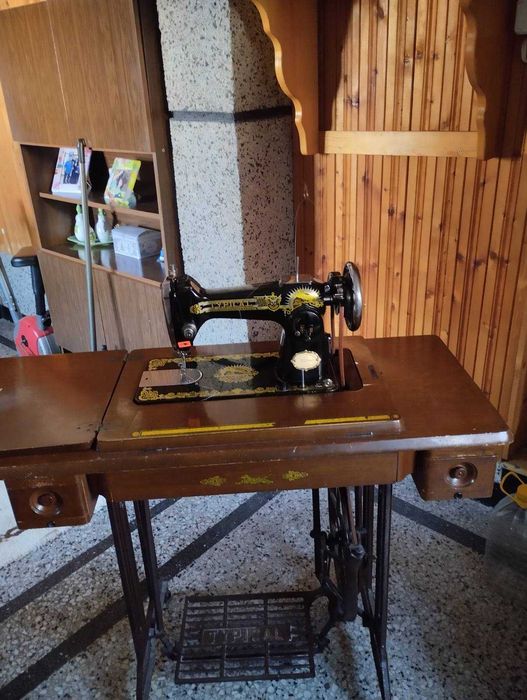 Антична крачна шевна машина ,може да се ползва и за тоалетка.