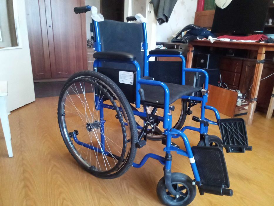 Продам кресло-коляску инвалидную с ручным приводом..