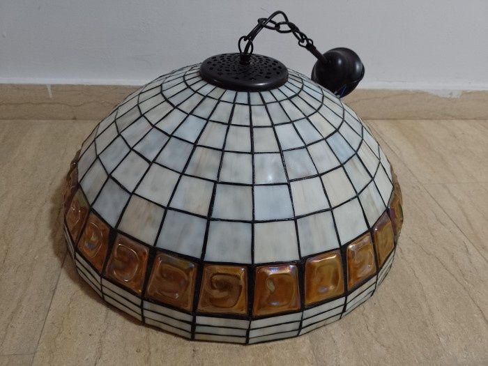 Lampadar de dimensiuni mari stil Tiffany cu o paleta de culori deosebi