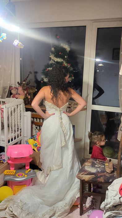 Булчинска рокля много елегантна и красива