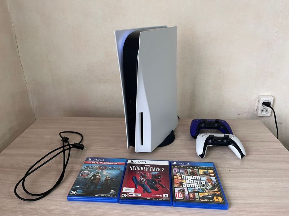 Playstation 5 + 2 джойстика + игры (состояние отличное) торг есть