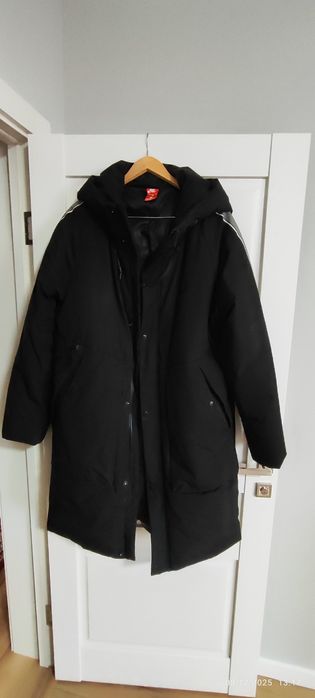 Зимняя куртка с капюшоном, до колен.