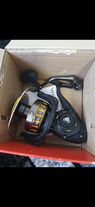 Vând mulineta pescuit somn staționar/spinning greu Daiwa Bg 8000