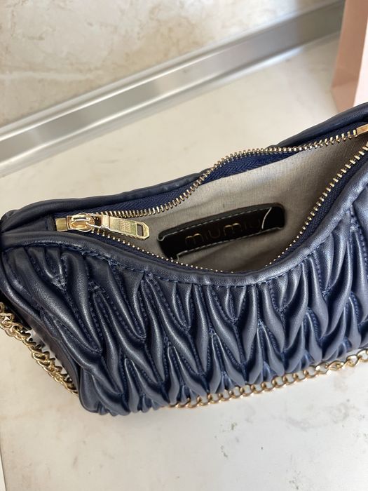 Miu Miu matelasse тъмносиня дамска чанта