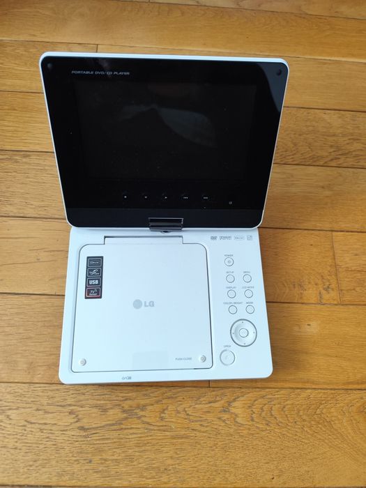 Портативно, преносимо  DVD LG DB-471BT  с екран
