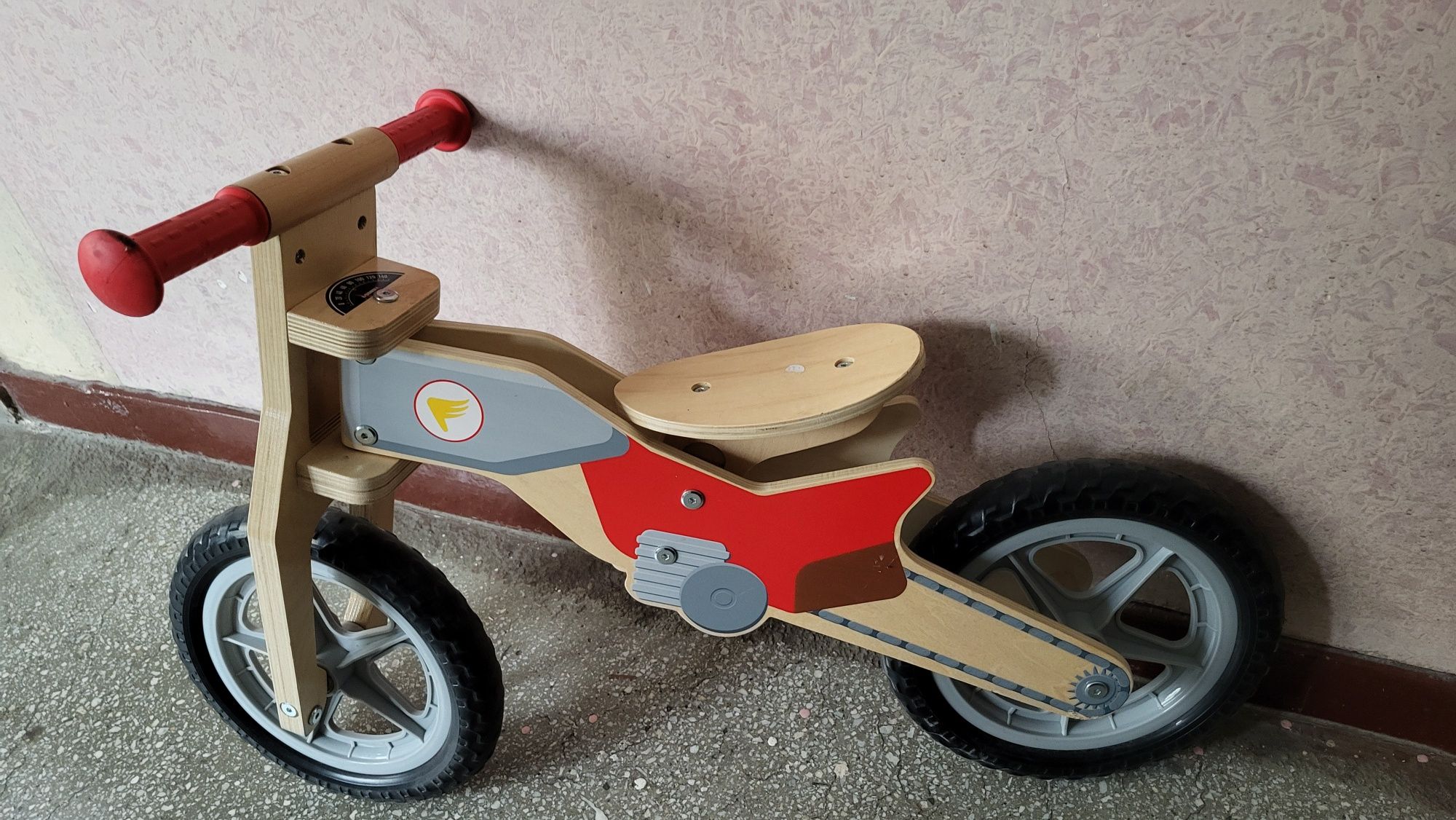Vând bicicleta copii fără pedale din lemn