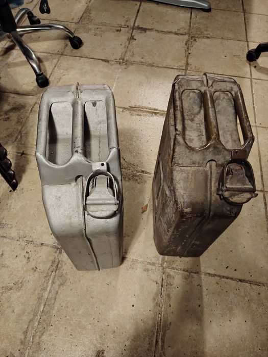 Продавам две метални туби за гориво.