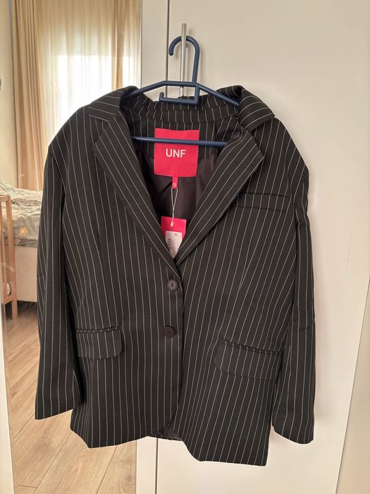 Черный пиджак в полоску