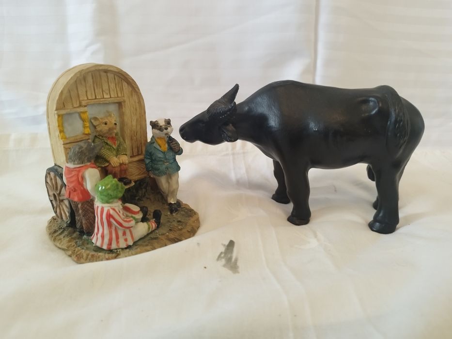 Figurine decorative Colecția Leonardo, din rășină acrilica.