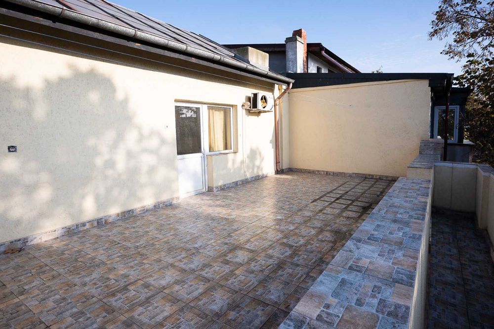 Apartament 2 camere + terasa, etaj 2, central.