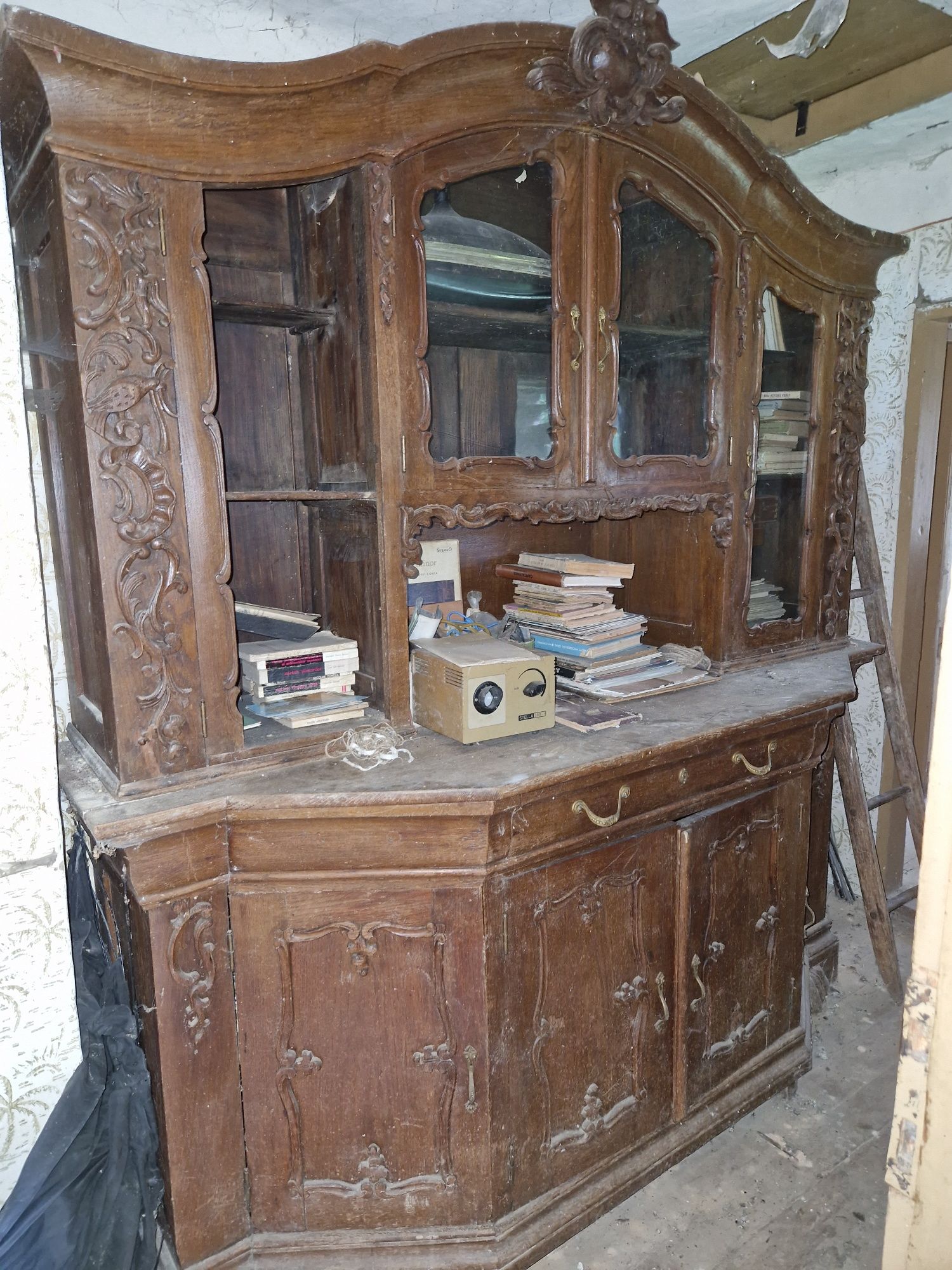Biblioteca veche de stejar sculptata manual