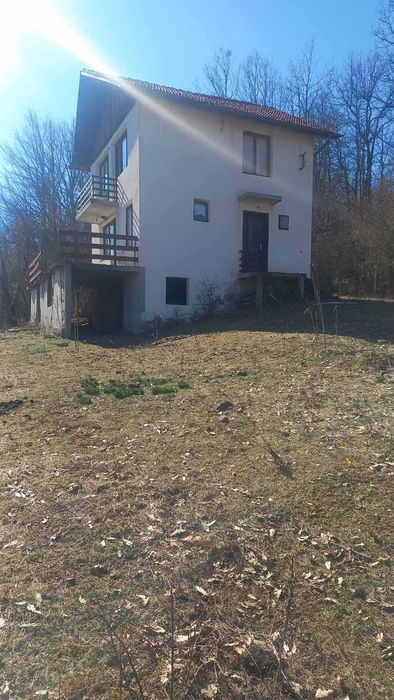 Двуетажна вила в Троянския балкан