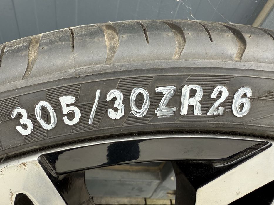 Джанти с гуми 26 цола за CADILAC ESCALATE 12 дупки 305/30/26