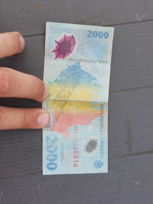 Bancnota 2000lei 1999, urme mici de uzare