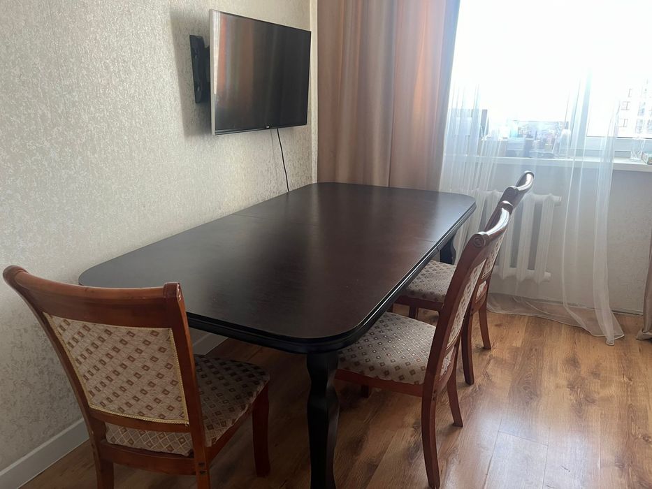 Продам стол с 6 стульями