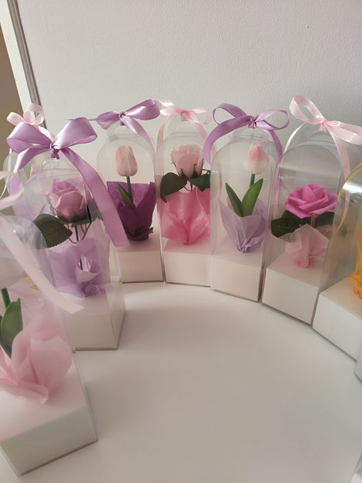 Цветя-рози, хризантеми и лалета в кутия за 8 март, рожден ден,имен ден