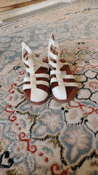 Сандалии новый. Размер 34 и 21 цена по 3000тг