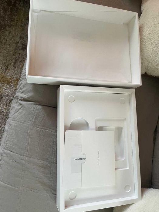 Cutie macbook pro M1 max 16 inch 32gb ram 1tb ssd