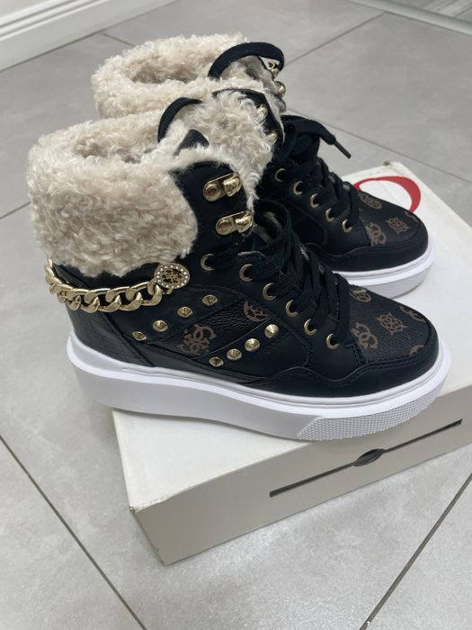 Bocanci guess de iarna