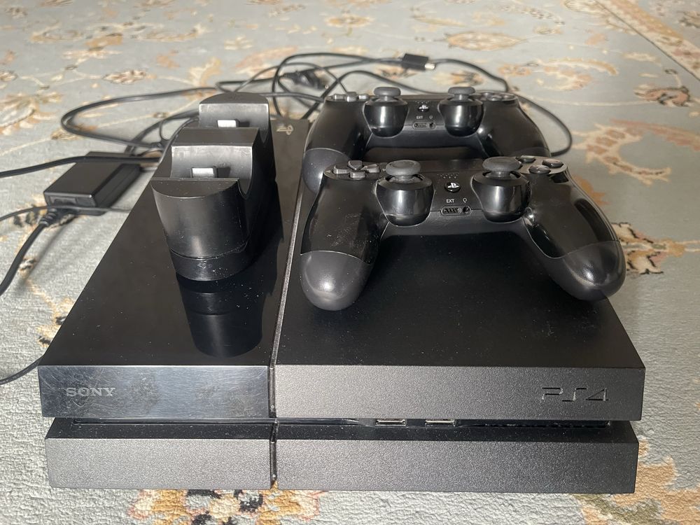 PS4 с 2 рабочими дисками рядом зарядник и внутри fc24