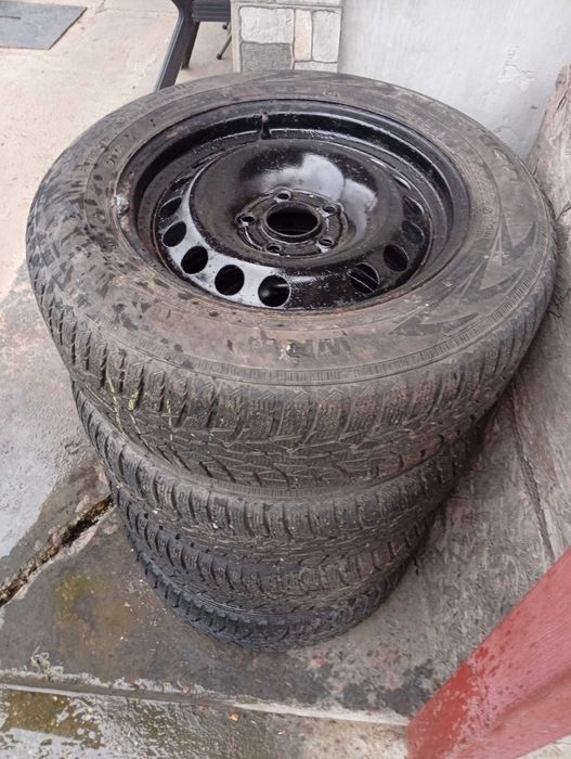 Vând 4 cauciucuri de iarna