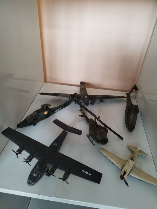 Продавам колекционерски самолети и хеликоптери метални