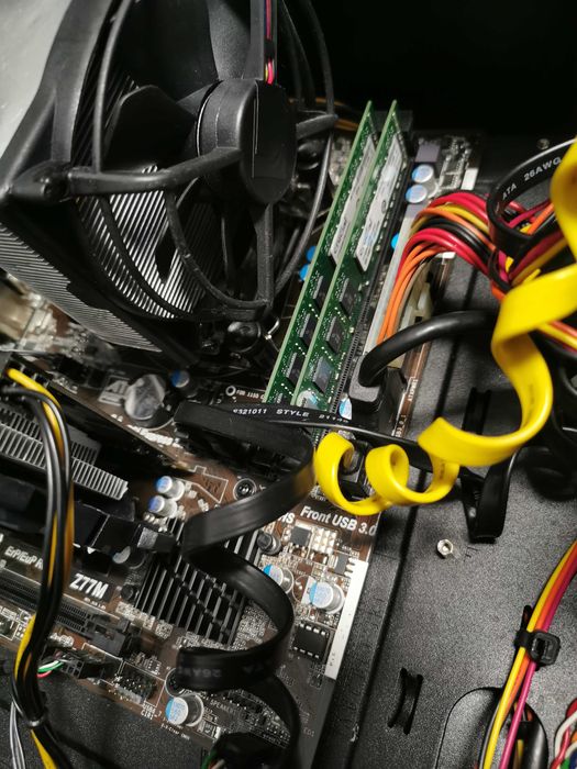 Продавам добър компютър с I7 3770