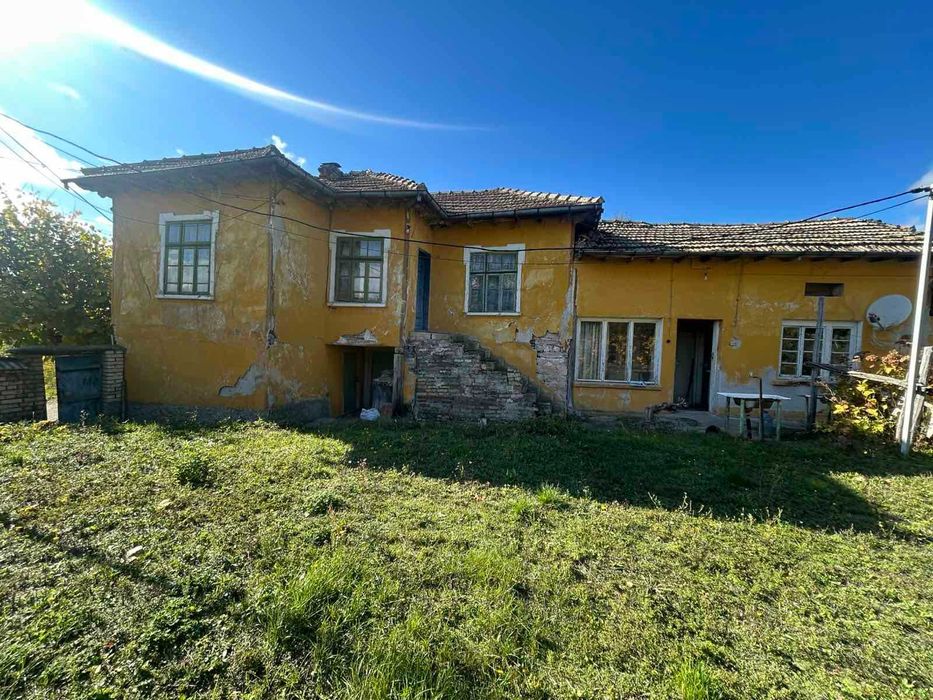 Двуетажна къща с фотоволтаици, с. Цар Асен