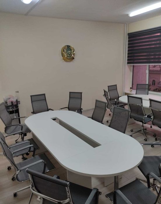 Конференц стол белого цвета