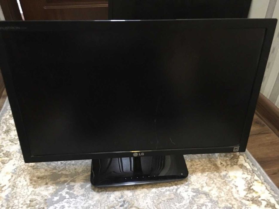 Рабочие 22 и 24 дюймовые LED мониторы с треснутой матрицей