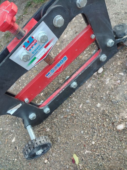 Ghilotina pavaje Montolit aproape noua