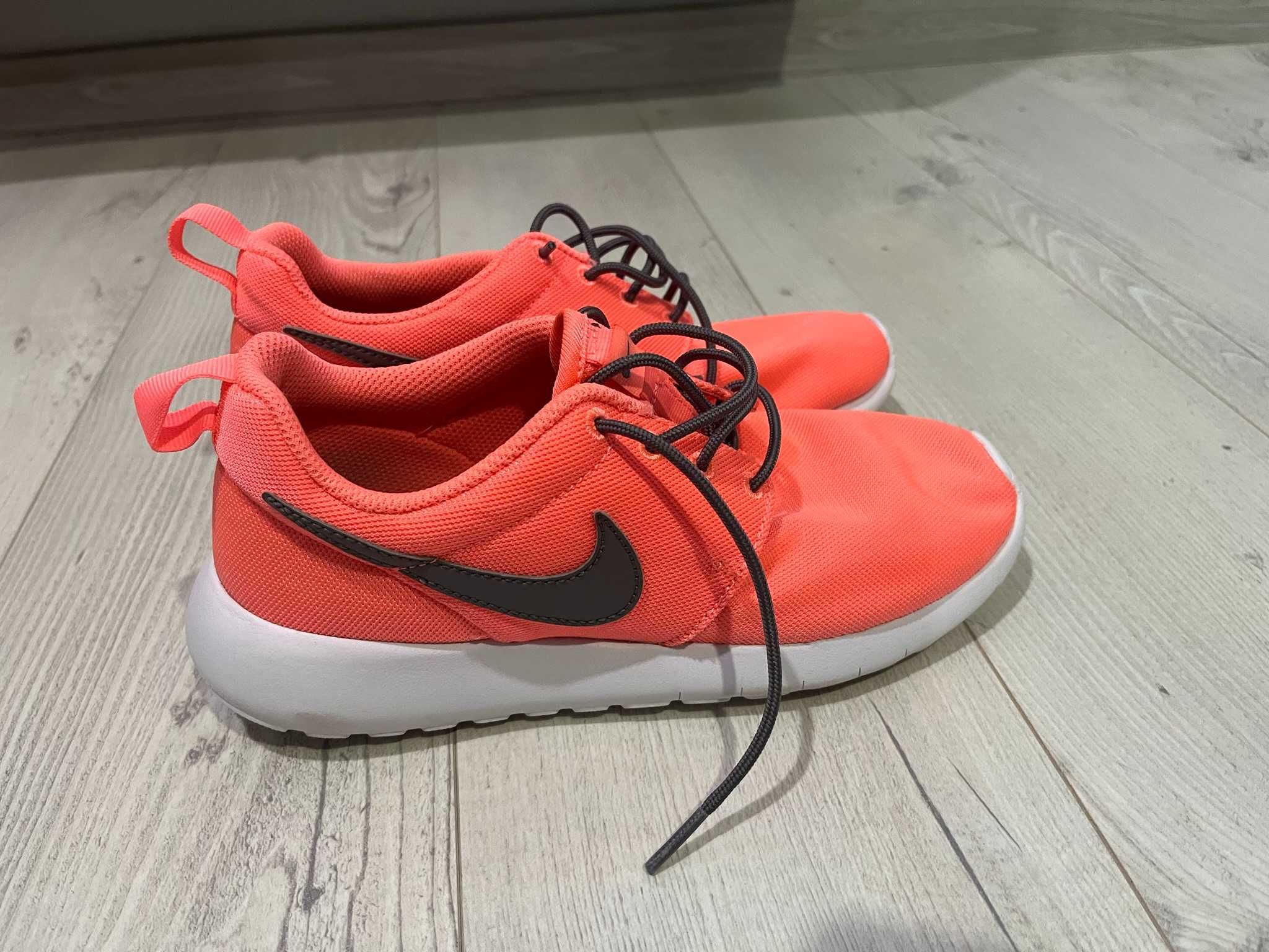 Оригинални маратонки Nike Roshe One номер 36.5