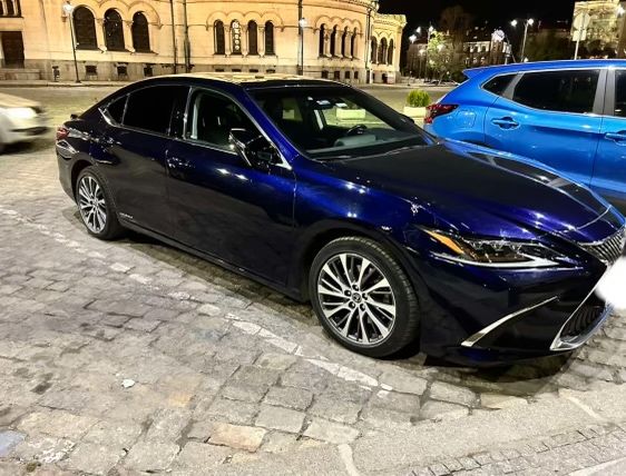 Автомобил Lexus ES 300 h