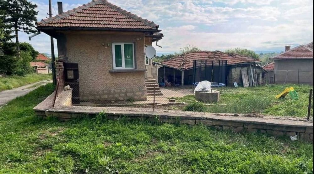 Тухлена къща с голям двор в село Сушица