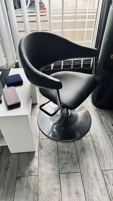 Receptie,scaun coafor,masuta,raft produse wella