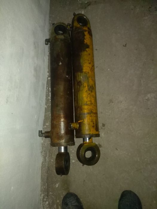 продам гидравлические цилиндры 2 ед.