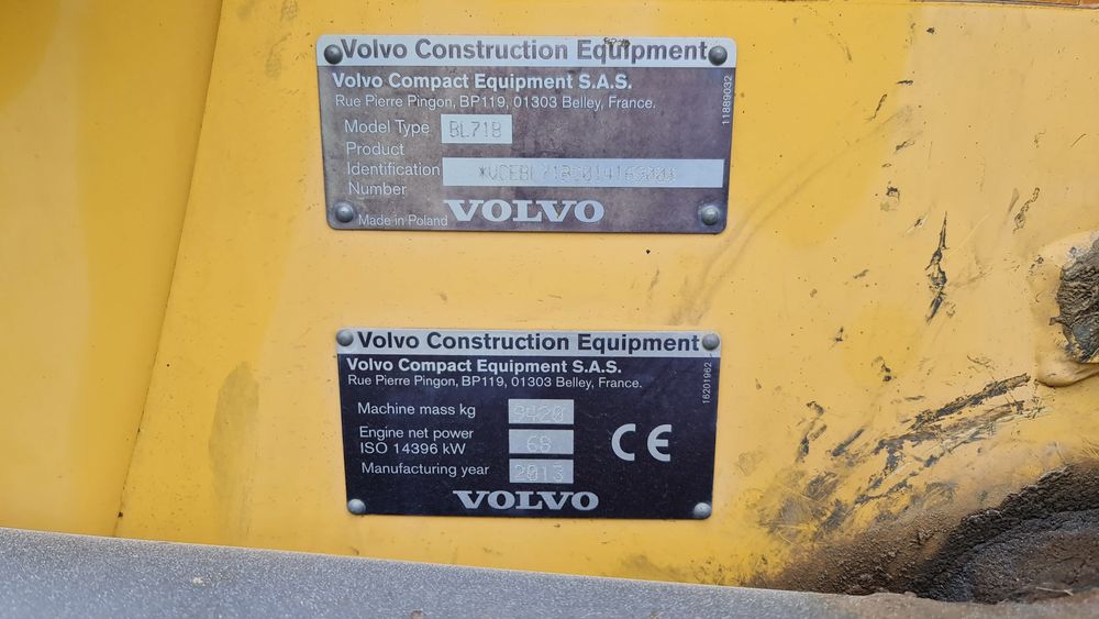 Vând buldoexcavator Volvo BL71B din 2013