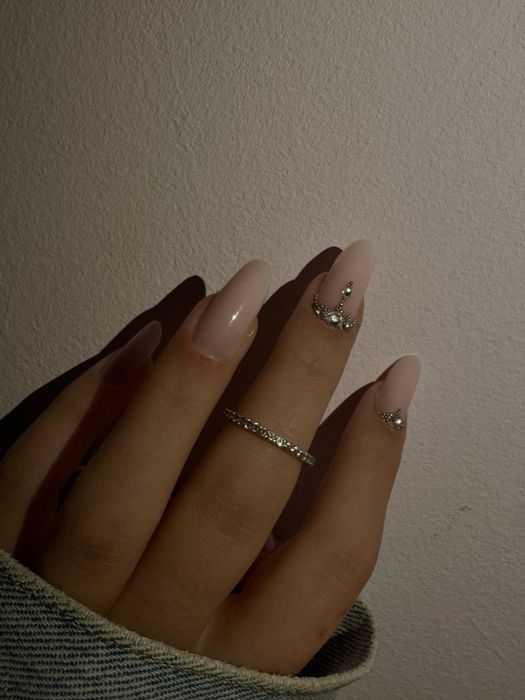 Unghii cu tips reutilizabil sau gel pe unghia naturala