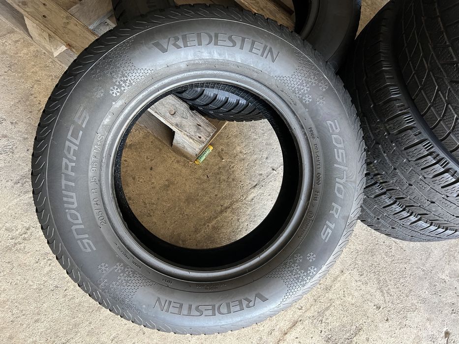 2 anvelope de iarna 205/70/15 vredestein!
