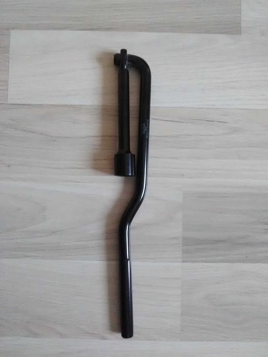 Ключ за гуми 17 (автомобилни джанти)