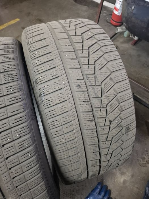 Vand 2 anvelope 295 35 23 hankook bune de iarna fără defecte dot 2022