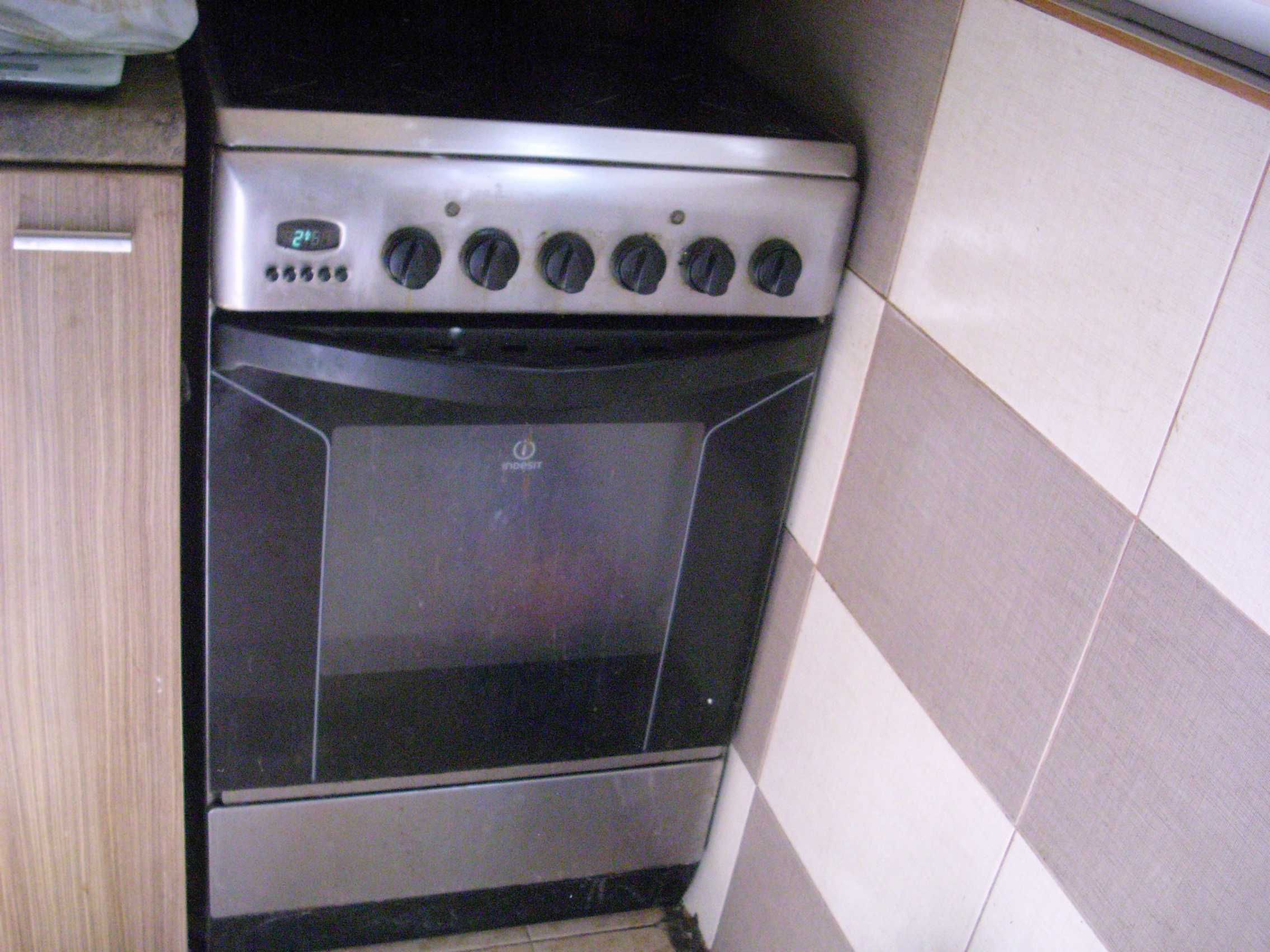 ПЕЧКА INDESIT,ИНДЕЗИТ с керамични котлони иноксова.Всичко работи.ПРОМО