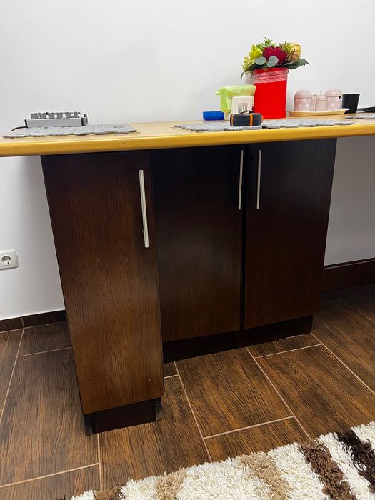 masă din lemn masiv cu dulapuri + 4 scaune