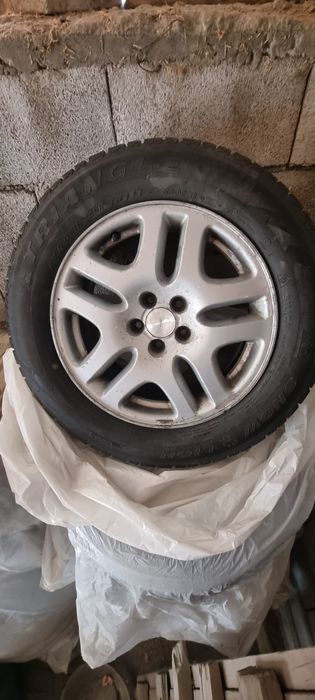 Продам зимнюю почти новую резину  с дисками на субару