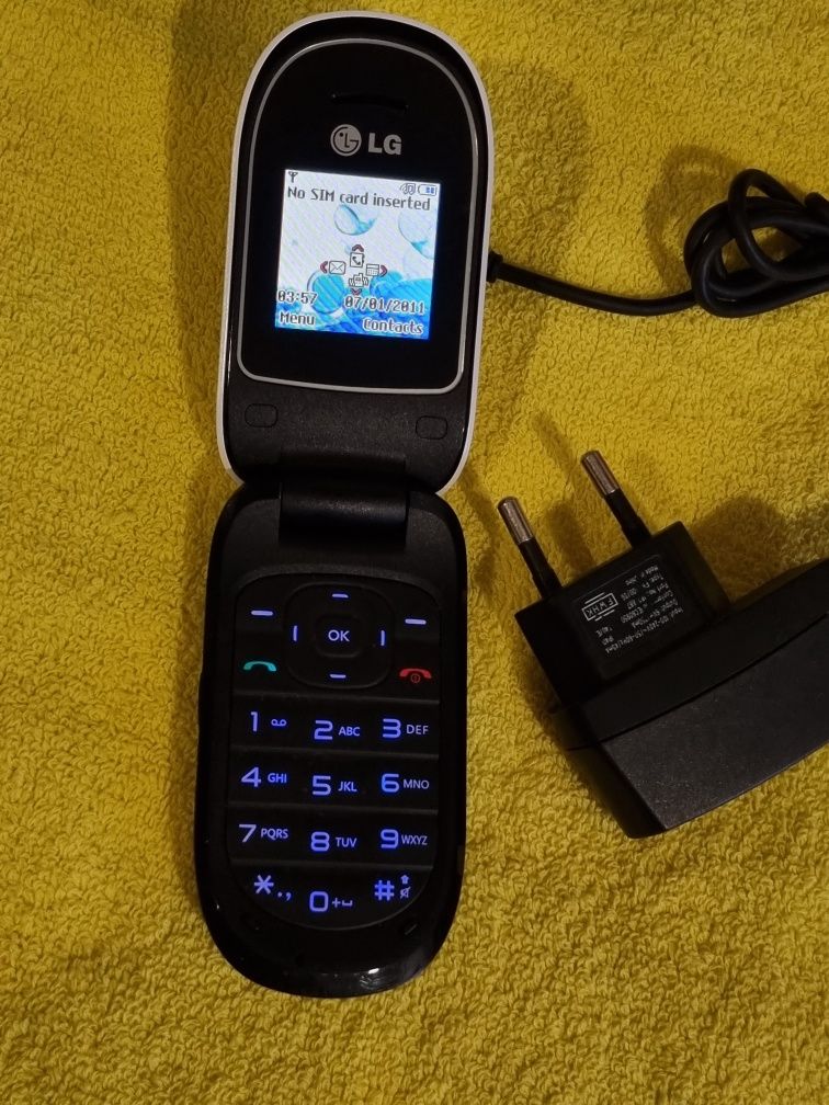 Telefon cu clapeta LG perfect funcțional cu display dublu
