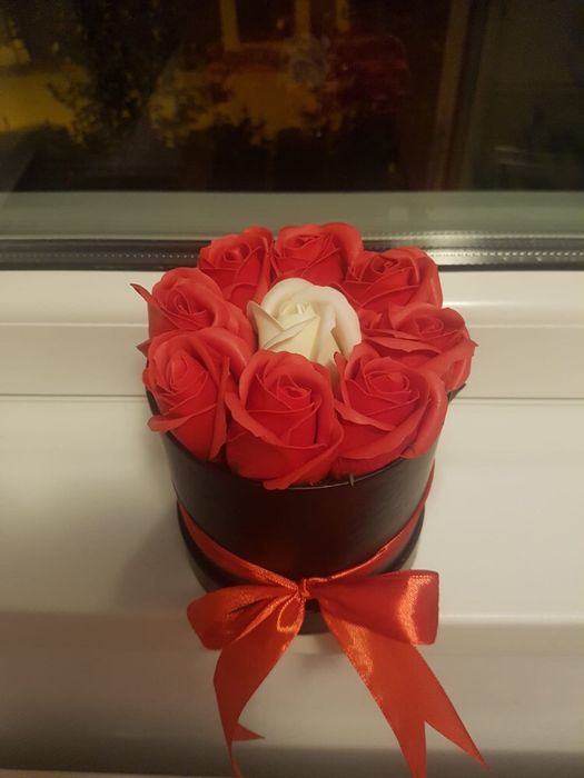Cutie cu trandafiri din petale de sapun 50 lei
