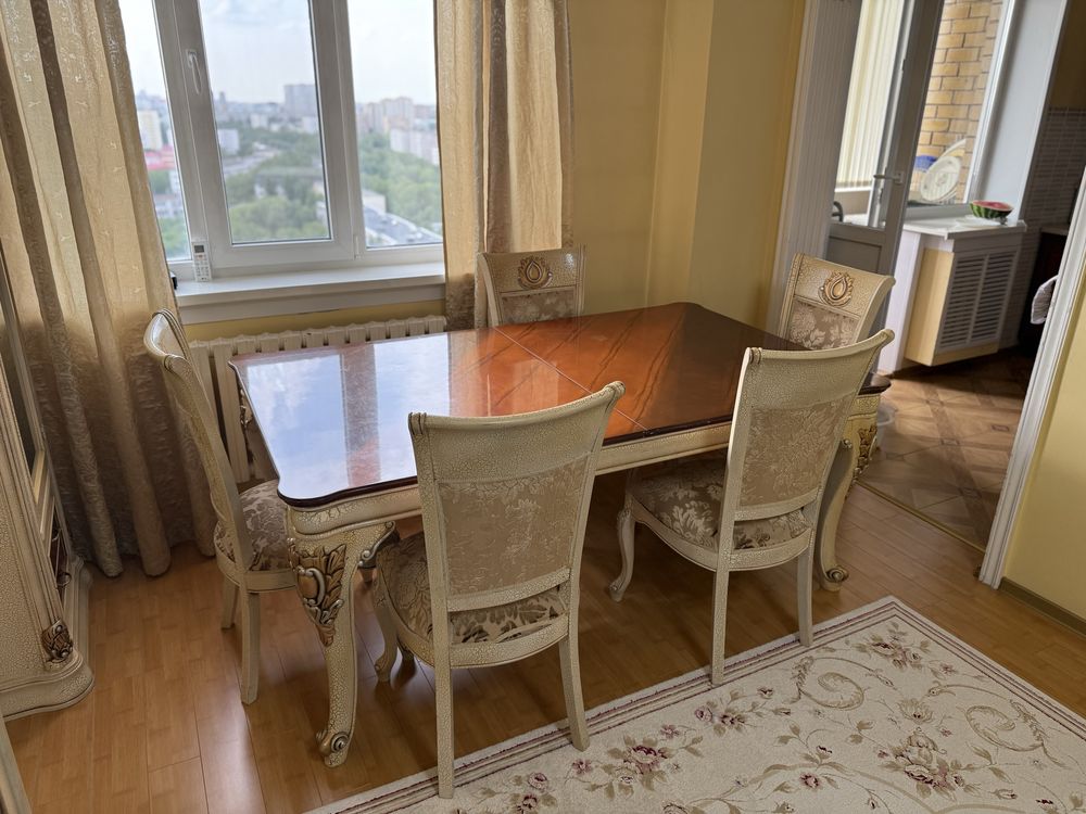 Продается стол и стулья