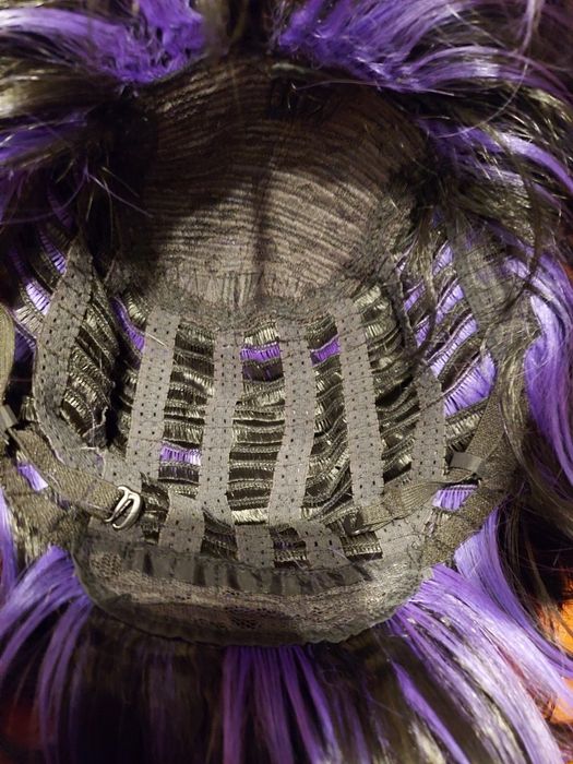 Vand peruca noua . Negru cu suvite mov exact cea din imagine